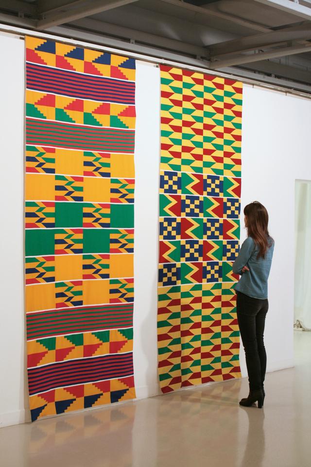 Trust Fabrics, 2013,
assemblage de tissus, 2 lés de 120 x 300  cm.
Photo : © Laurent Lecat / galerie Édouard-Manet, Gennevilliers