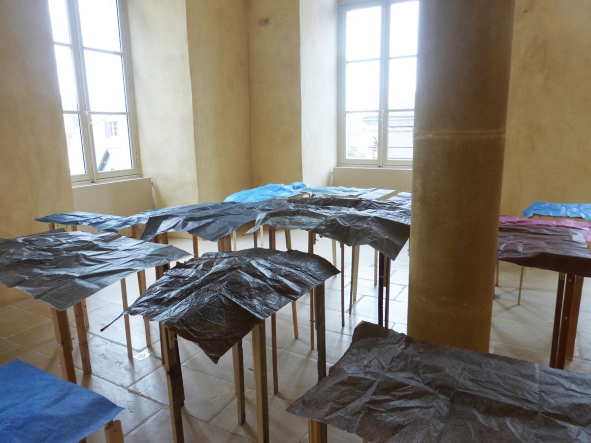 Salle des cartes - 19 dessins (cartes) déposés sur 19 supports en bois.