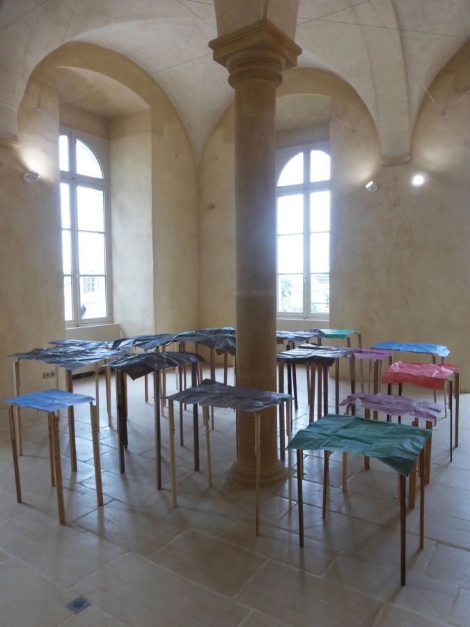 Salle des cartes - 19 dessins (cartes) déposés sur 19 supports en bois.