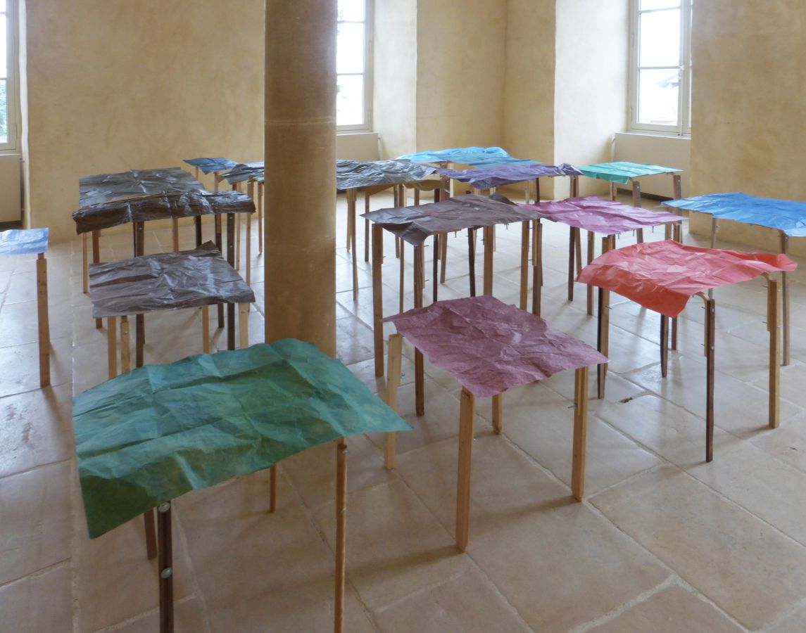 Salle des cartes - 19 dessins (cartes) déposés sur 19 supports en bois.